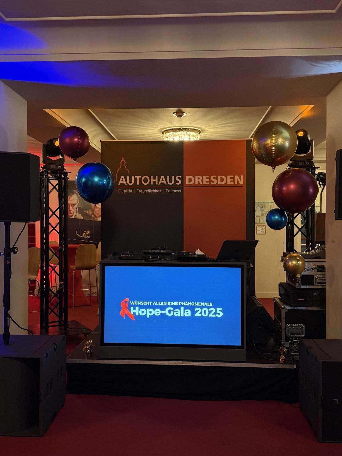 Großbildschirm im Einsatz bei einer Abendveranstaltung im Autohaus