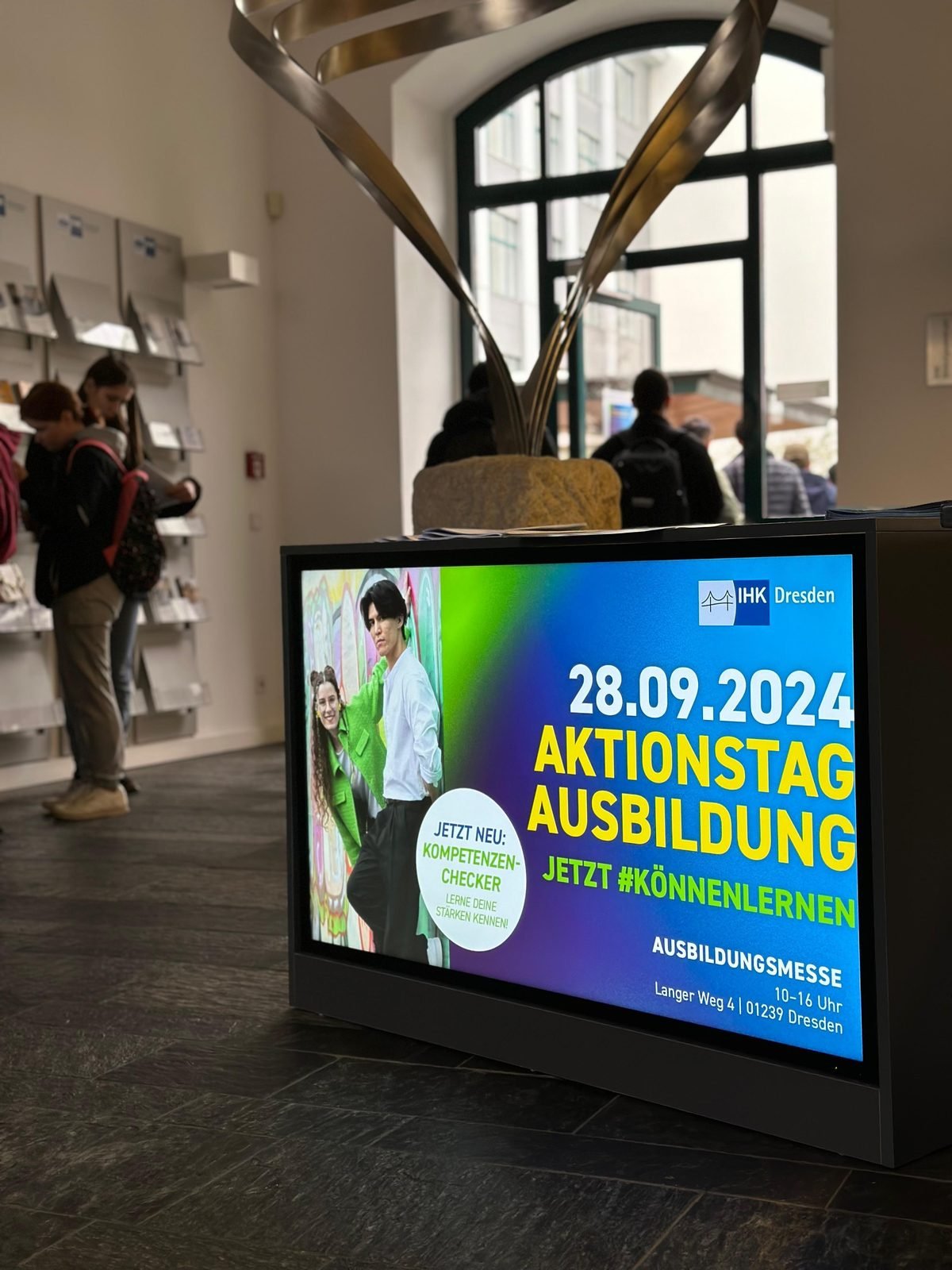 Großbildschirm auf einer Ausbildungsmesse