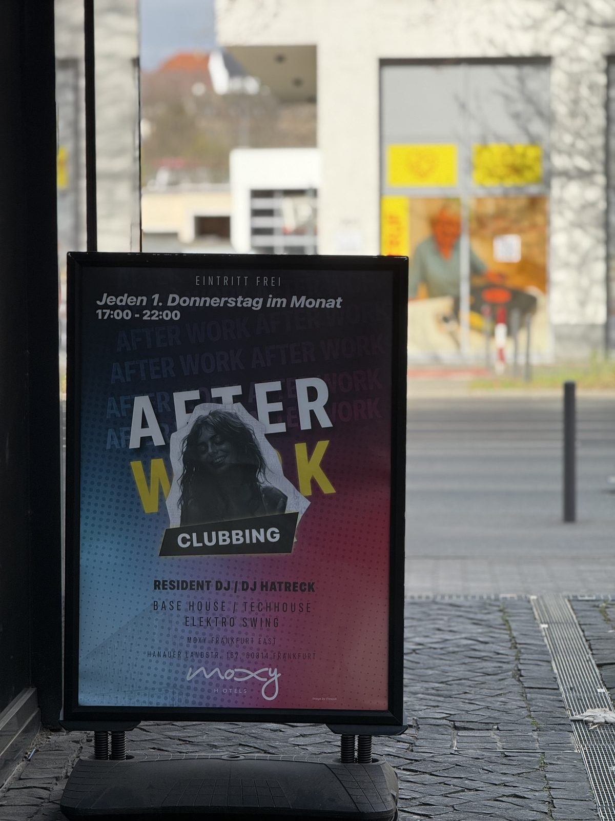 City-Light-Poster einer SMS-Kampagne in Frankfurt am Main