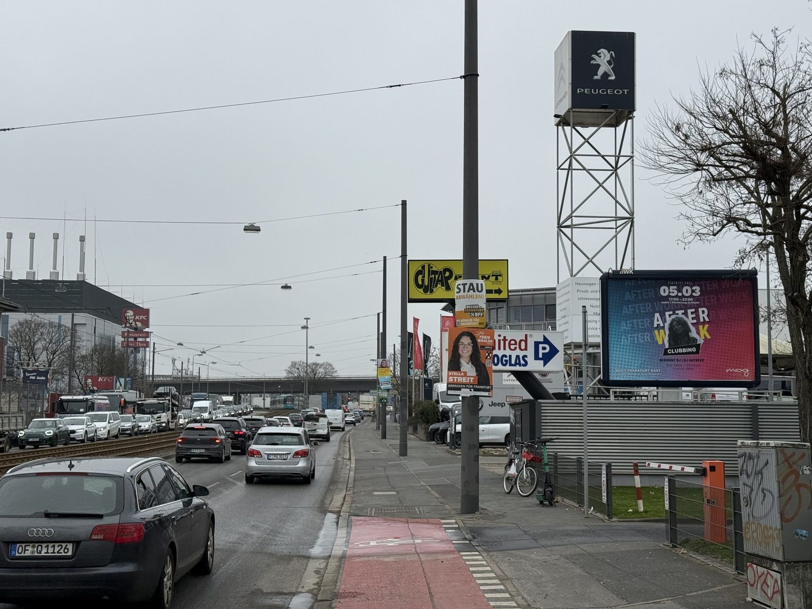 Werbeflächen entlang einer befahrenen Straße