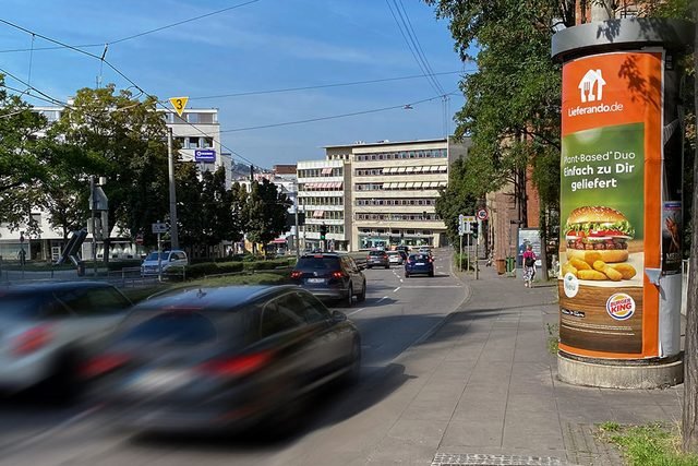 Litfaßsäule mit Werbeplakat