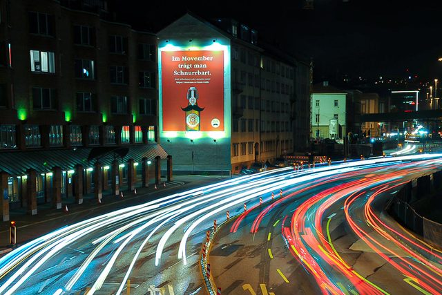 Beleuchtetes Riesenposter bei Nacht