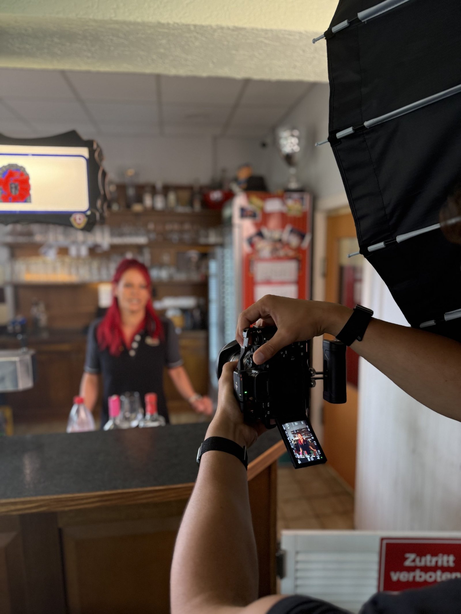 Content-Produktion mit der Kamera im Betrieb eines Kunden