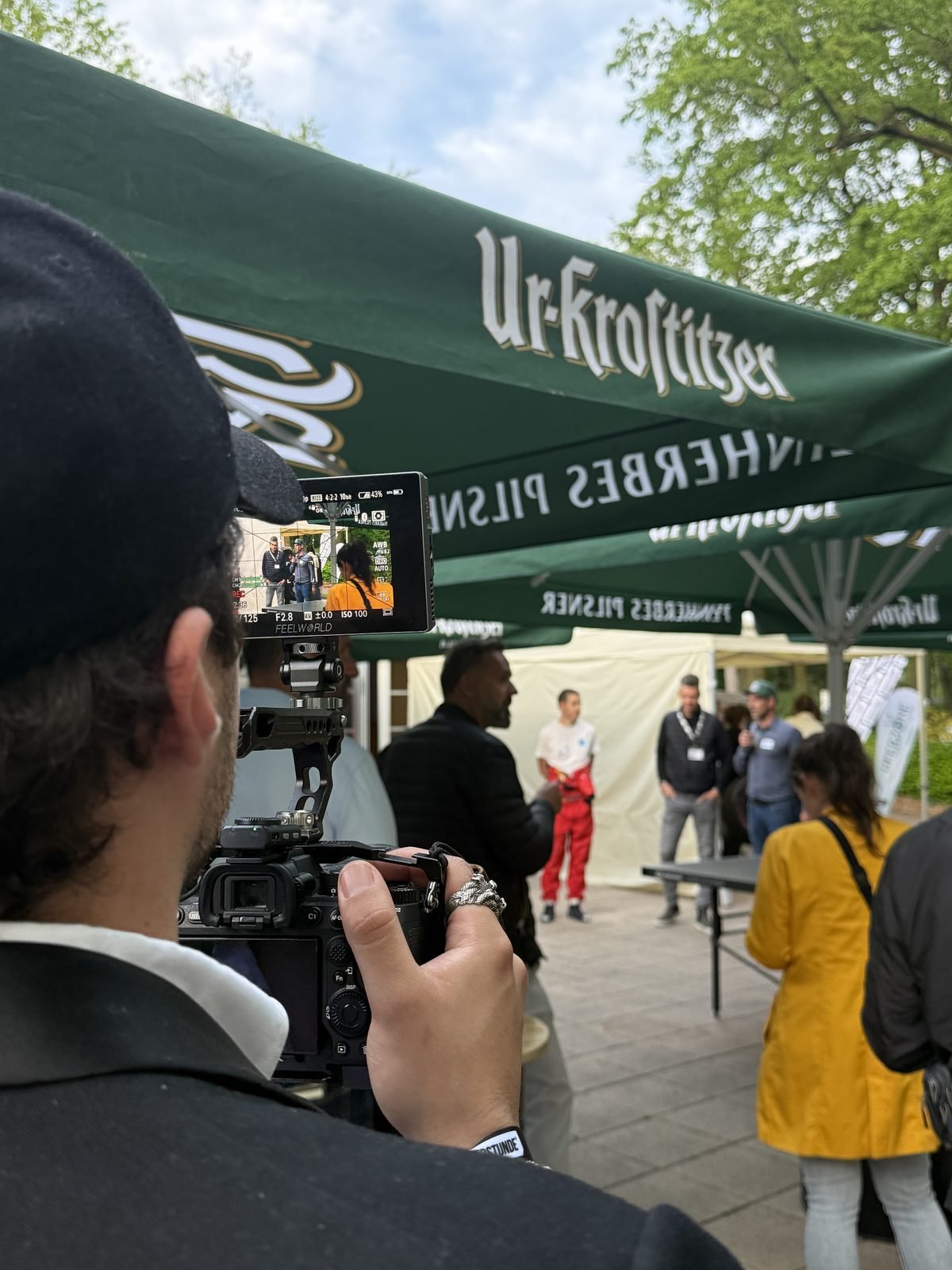 Videograf bei der Begleitung einer Außenveranstaltung