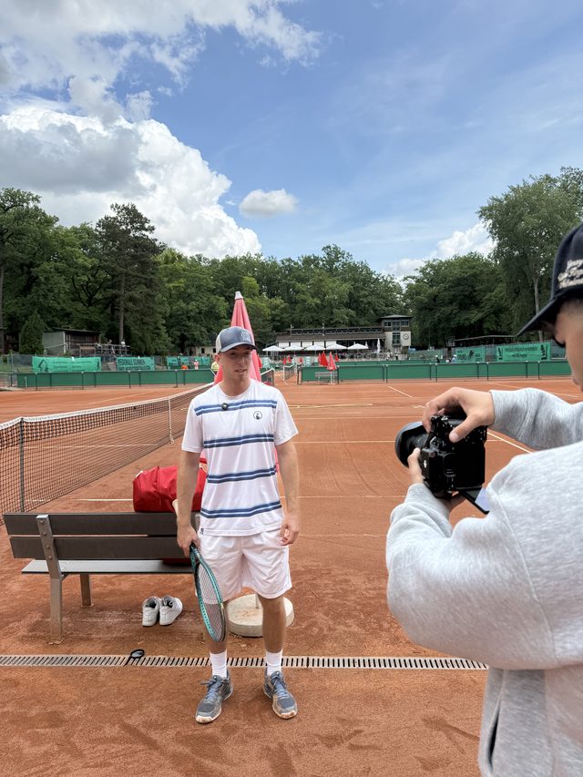 Videoaufnahme auf einem Tennisplatz