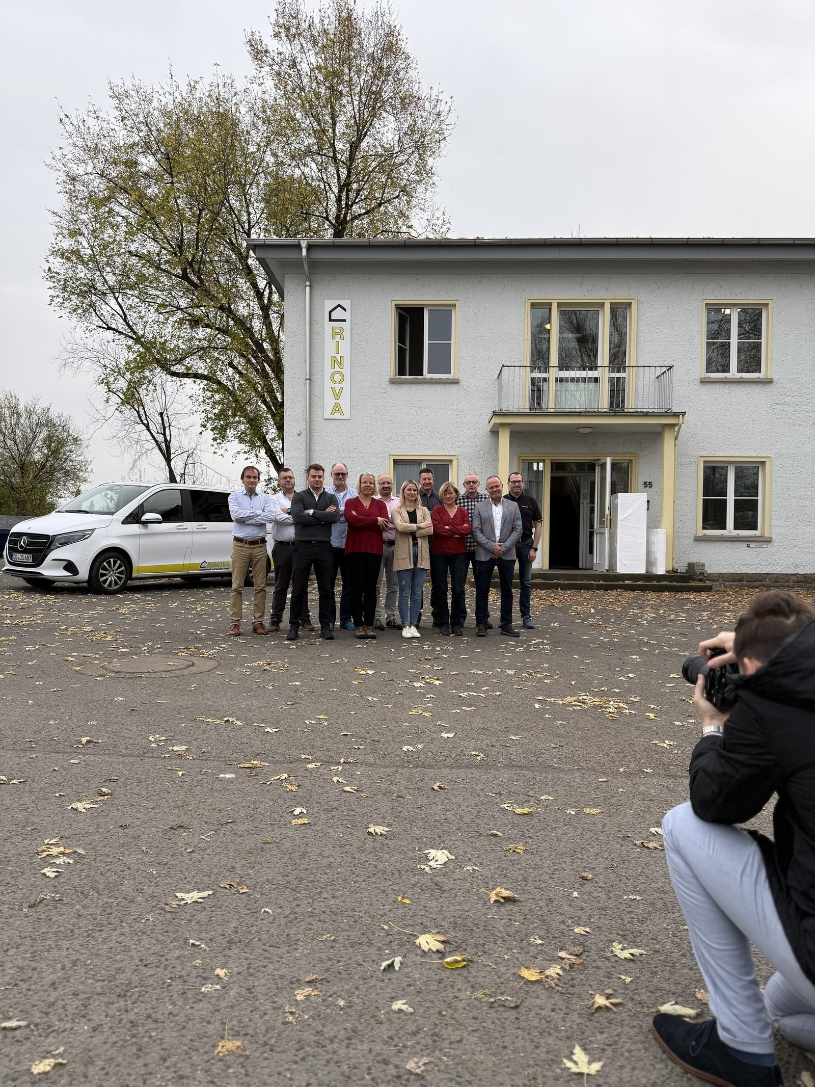 Fotoshooting einer Gruppe vor einem Firmengebäude